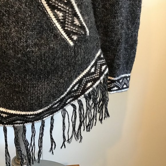 Classic Shakira Hooded Sweater with Fringed Hem Size S - Picture 7 of 11